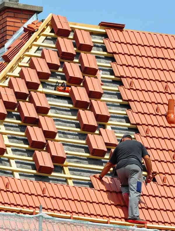 Artisan couvreur en Île-de-France dans le Val-d’Oise (95) - MEUCHE couverture, basé à Montigny-lès-Cormeilles, vous pouvez vous fier à nos compétences pour tous vos travaux de charpente, couverture, de dépannage et recherche de fuite… de zinguerie, de nettoyage et peinture hydrofuge toiture, d’étanchéité toit plat, d’isolation toiture, de ravalement de façade et de petite maçonnerie.