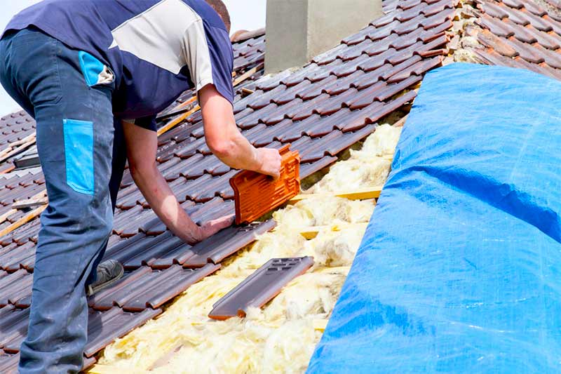 Urgence toiture - MEUCHE Couverture - Artisan couvreur dans le Val-d’Oise 95 : SOS Urgence toiture : dépannage de toiture et mise hors d’eau de votre toit . Intervention urgente en Île-de-France dans le Val-d’Oise 95