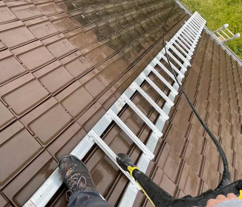 Nettoyage toiture - MEUCHE Couverture - Artisan Couvreur en Île-de-France dans le Val-d’Oise 95. Nettoyage toiture et protection anti-mousse démoussage toit. Revêtement peinture hydrofuge coloré toiture 