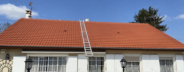 Nettoyage toiture - MEUCHE Couverture - Artisan Couvreur en Île-de-France dans le Val-d’Oise 95. Nettoyage toiture et protection anti-mousse démoussage toit. Revêtement peinture hydrofuge coloré toiture 