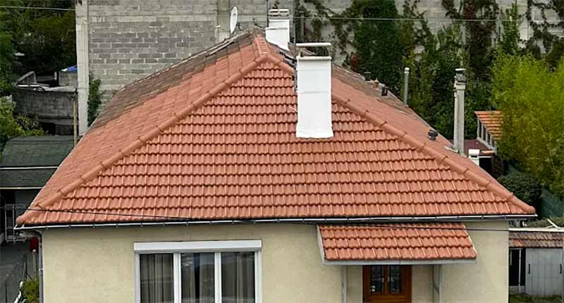 Nettoyage toiture - MEUCHE Couverture - Artisan Couvreur en Île-de-France dans le Val-d’Oise 95. Nettoyage toiture et protection anti-mousse démoussage toit. Revêtement peinture hydrofuge coloré toiture 