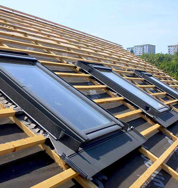 Pose de Velux - MEUCHE couverture : Artisan couvreur dans le Val-d’Oise 95 : Nous installons des fenêtres de toit de la marque VELUX. Nous intervenons en Île-de-France dans le Val-d’Oise 95