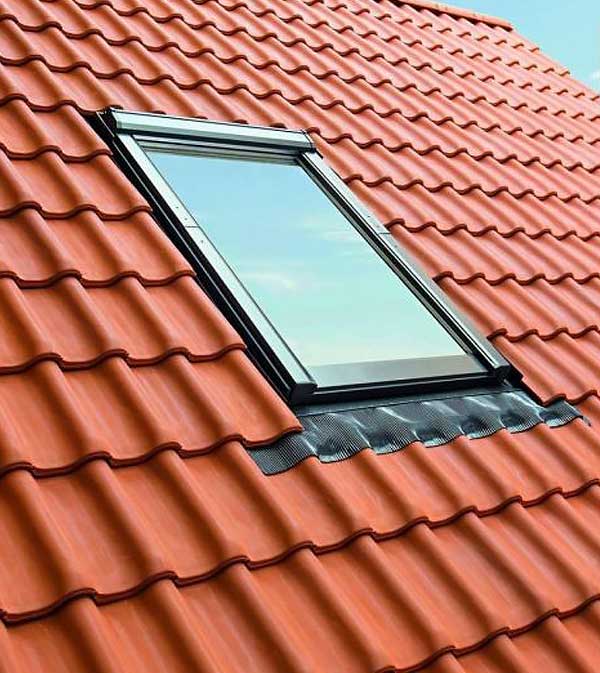 Pose de Velux - MEUCHE couverture : Artisan couvreur dans le Val-d’Oise 95 : Nous installons des fenêtres de toit de la marque VELUX. Nous intervenons en Île-de-France dans le Val-d’Oise 95