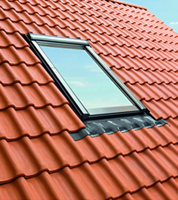 Pose de Velux - MEUCHE couverture : Artisan couvreur dans le Val-d’Oise 95 : Nous installons des fenêtres de toit de la marque VELUX. Nous intervenons en Île-de-France dans le Val-d’Oise 95